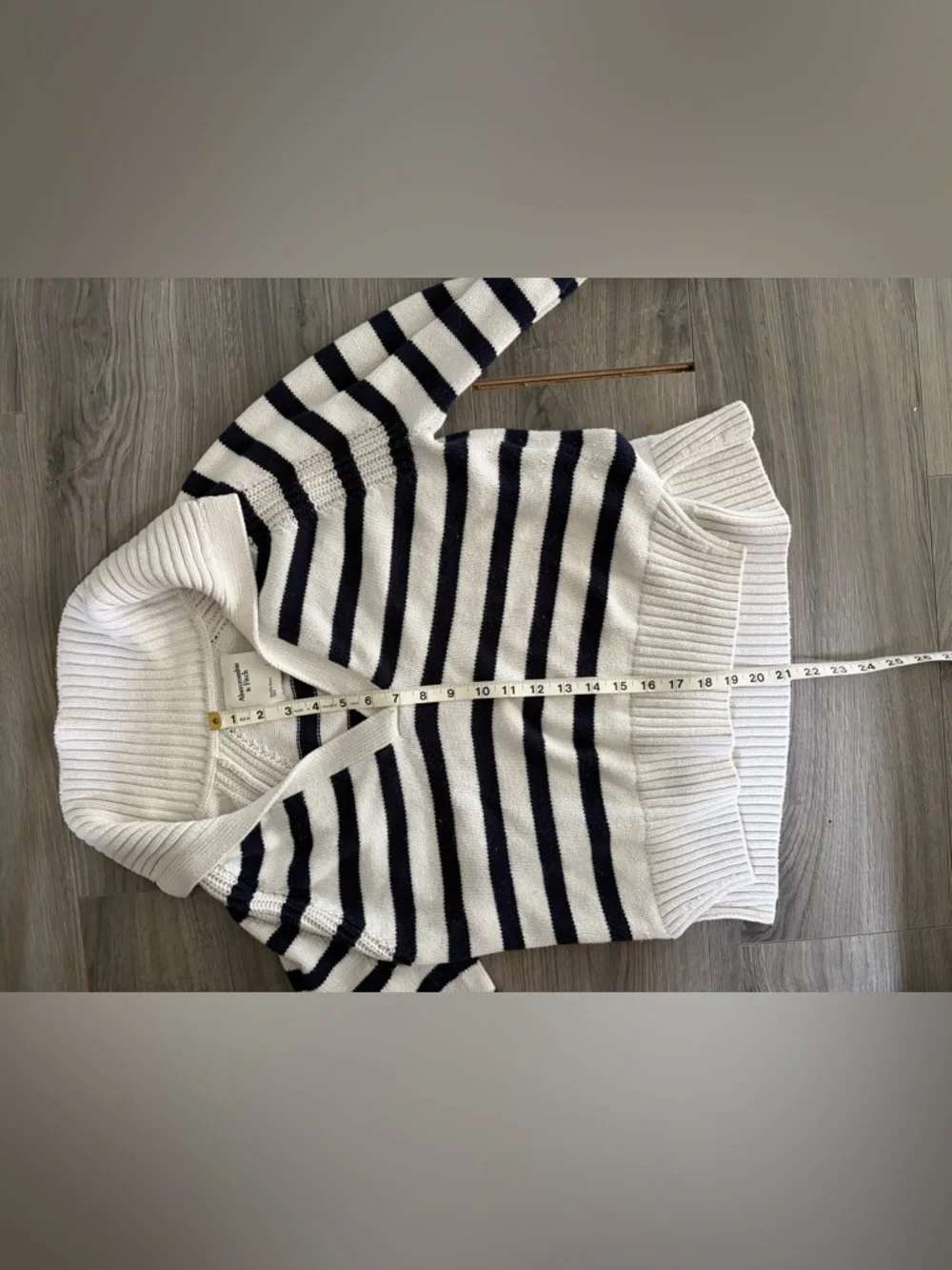 Abercrombie & Fitch White and Navy Striped V-Neck Sweater - Picture 7 of 7